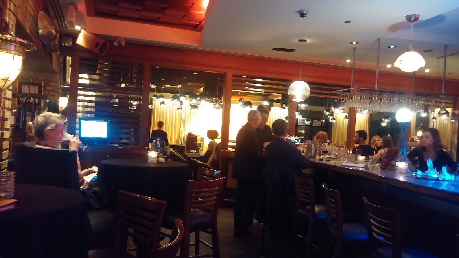 Aviatic Club Québec City bar interior