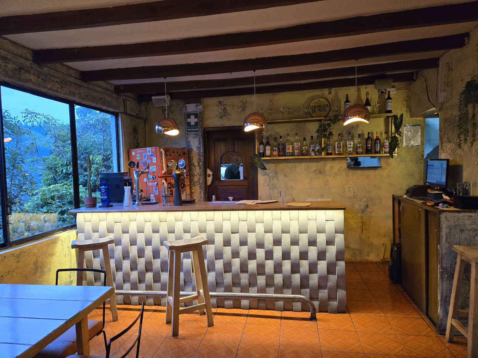 Ananke, Quito