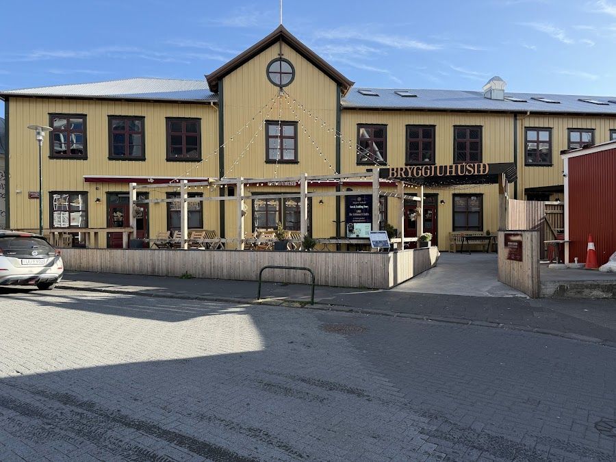 Bryggjan Brewery bar service