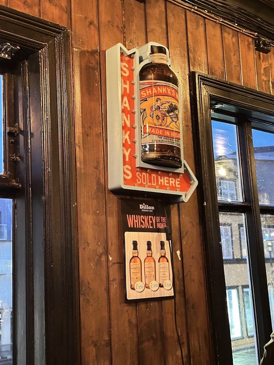Dillon Whiskey Bar bar service