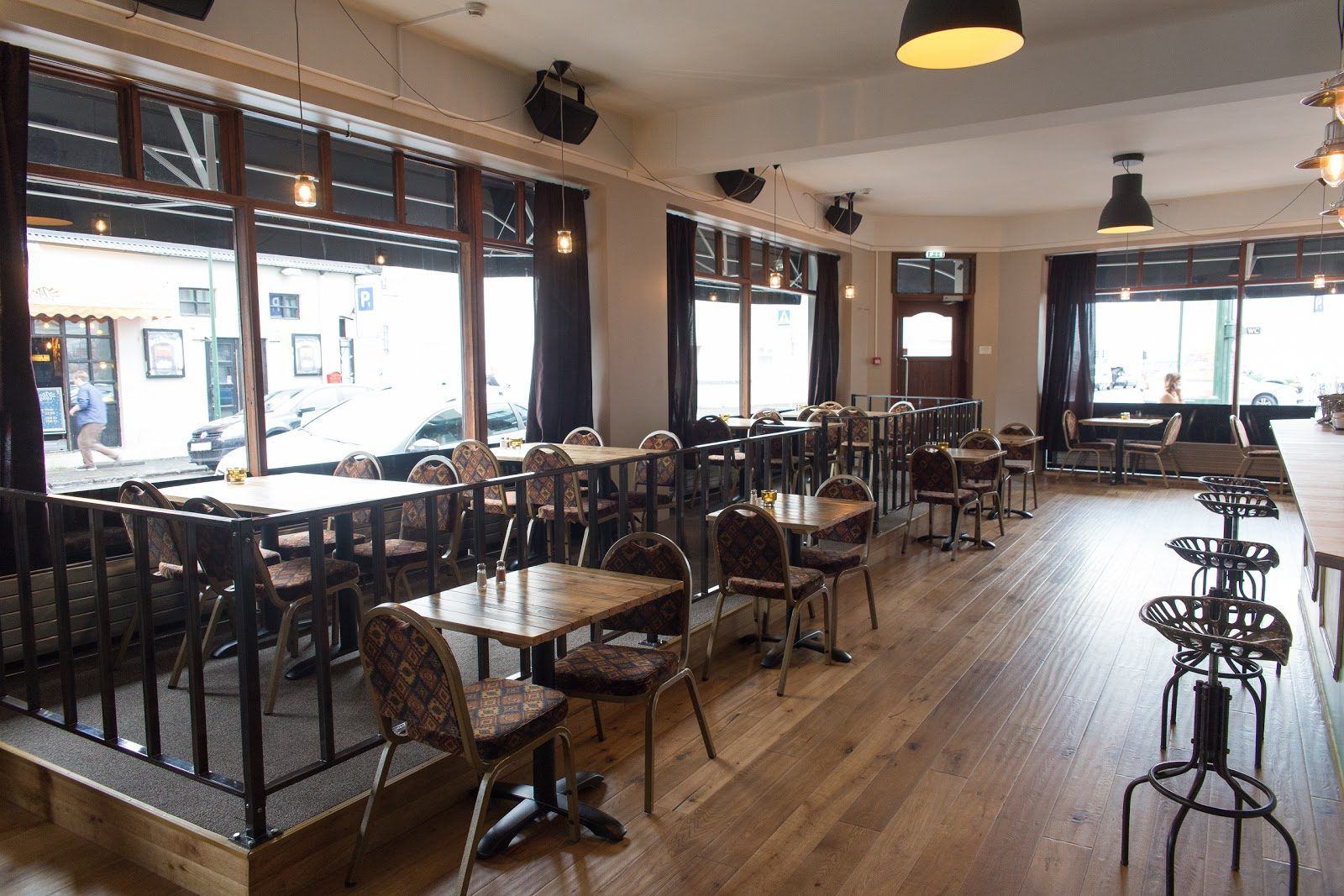 Frederiksen Ale House Reykjavik bar interior