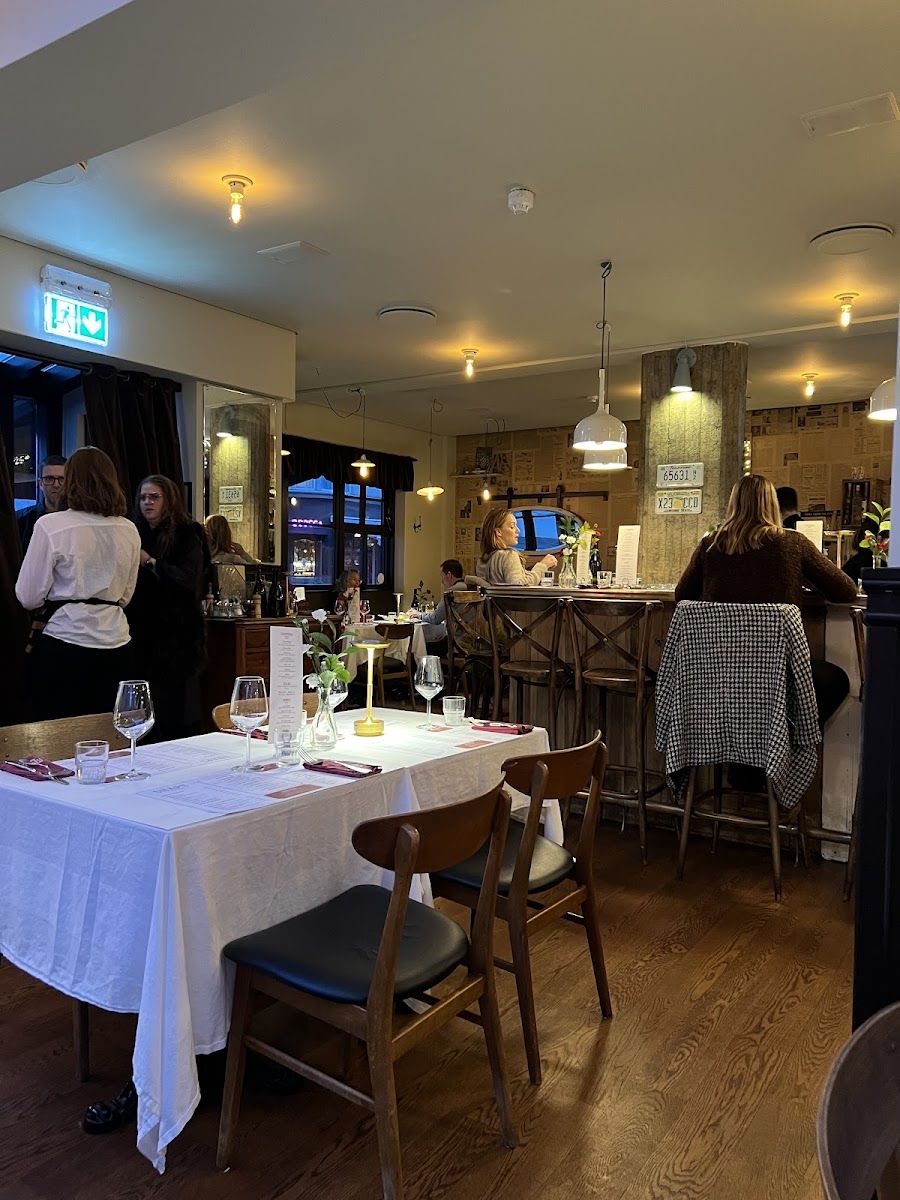 Snaps Bistro Bar bar service