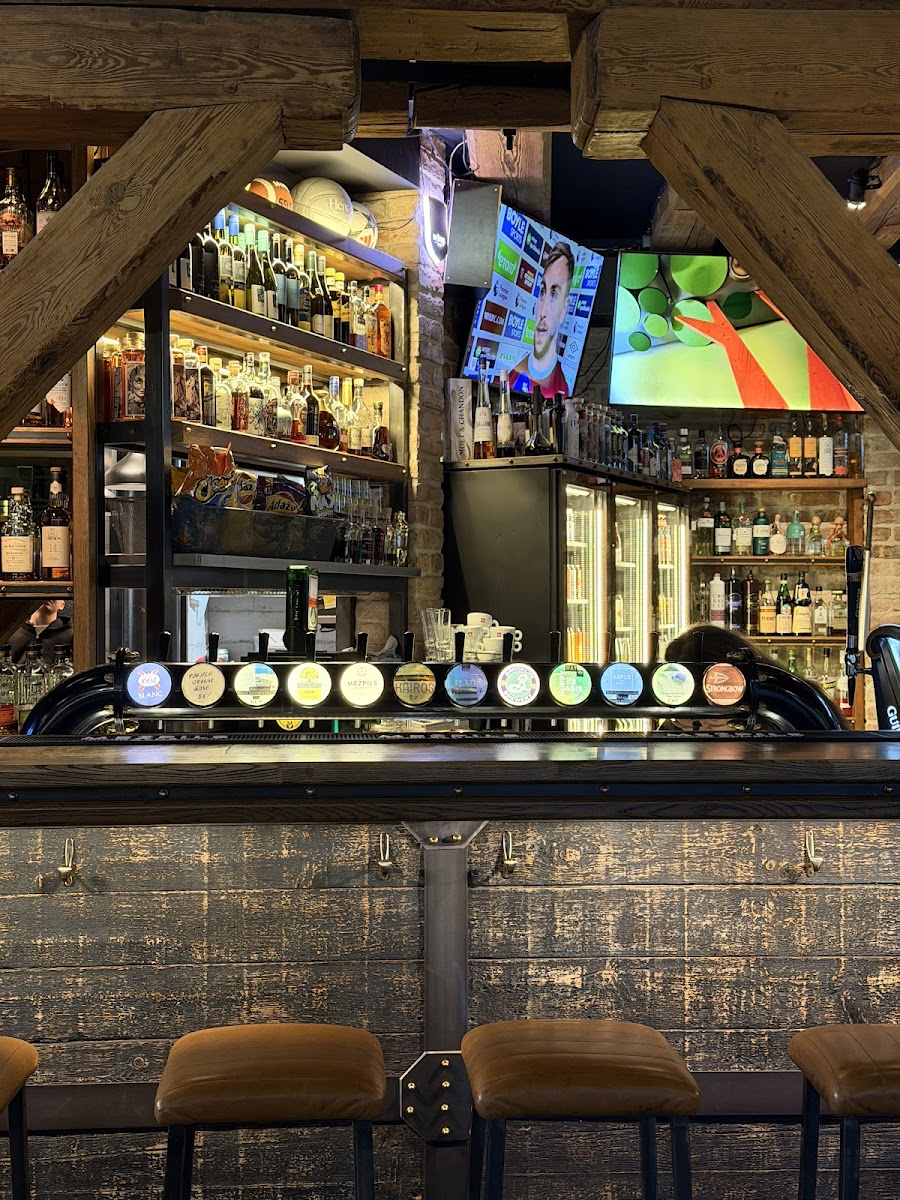 The Thirsty Bulldog night room