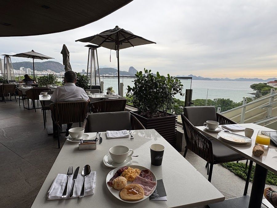 Mar e Mar Bar at Fairmont Copacabana atmosphere