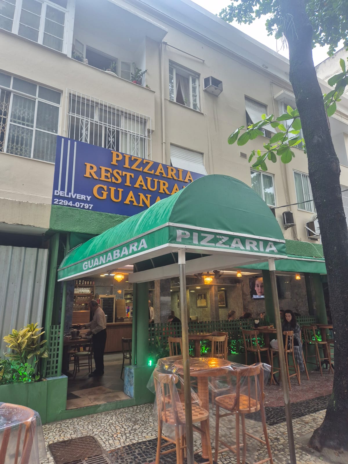 Pizzaria Guanabara sidewalk tables in Baixo Leblon, Rio de Janeiro