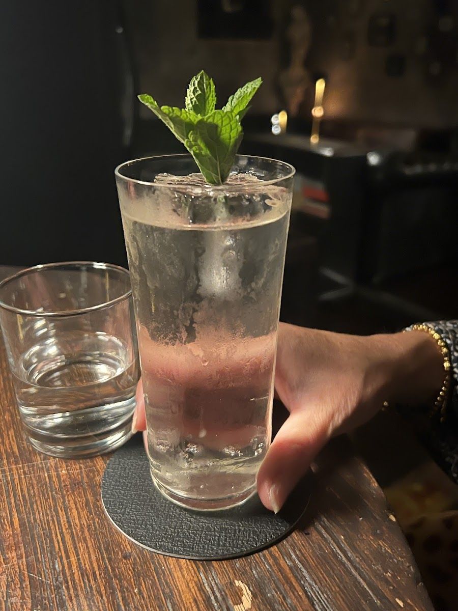 Club Derriere bar service
