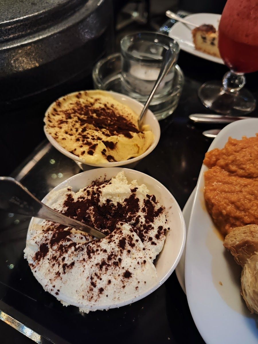 Momart Cafe Salario atmosphere