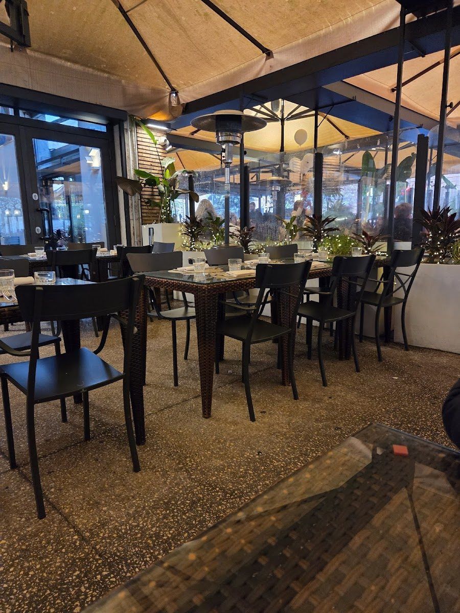 Momart Cafe bar service