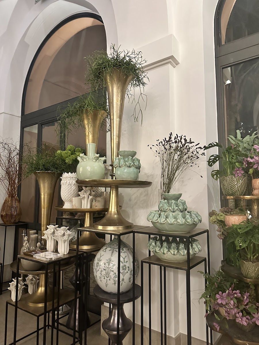 Stravinskij Bar at Hotel de Russie bar service