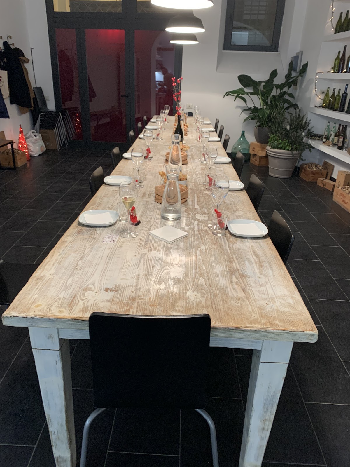 Evening atmosphere at VinoRoma Wine Studio