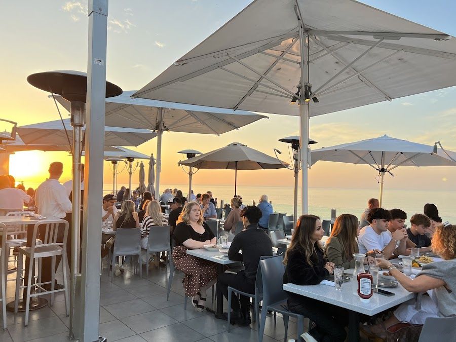 George's at the Cove Bar bar service