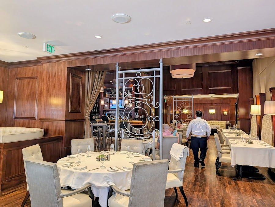 Grant Grill at US Grant Hotel bar service