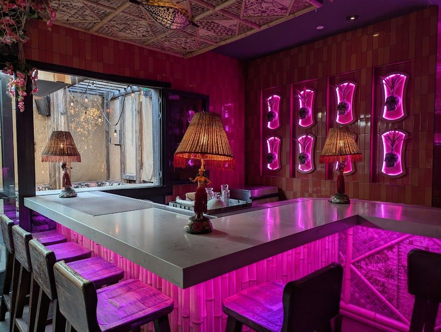 The Grass Skirt bar service