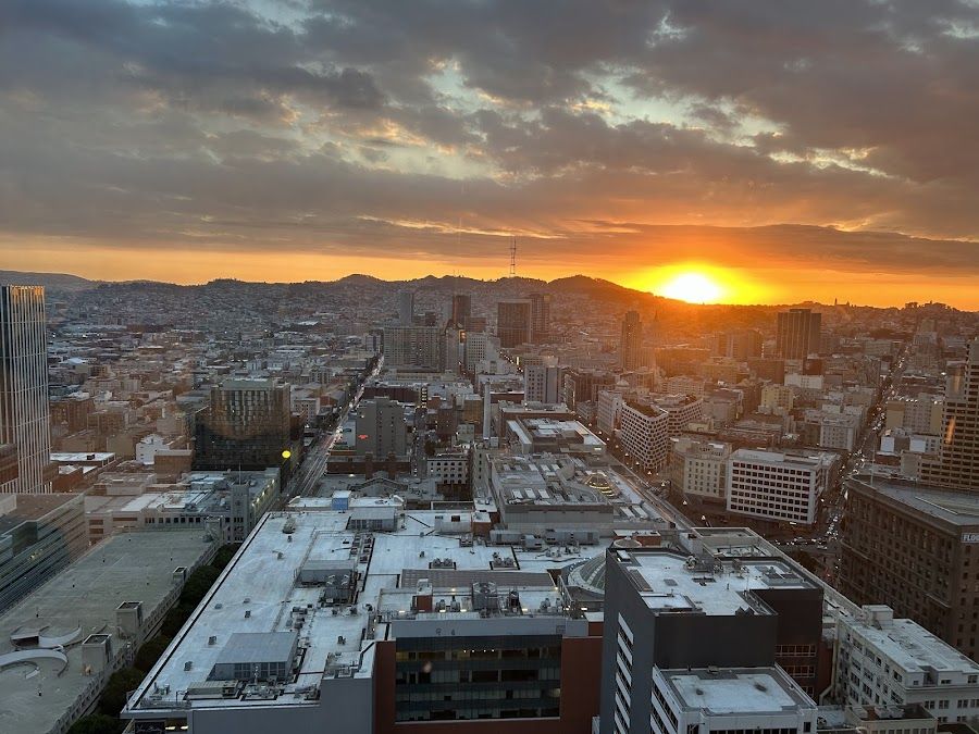 The View Lounge at Marriott Marquis SoMa atmosphere