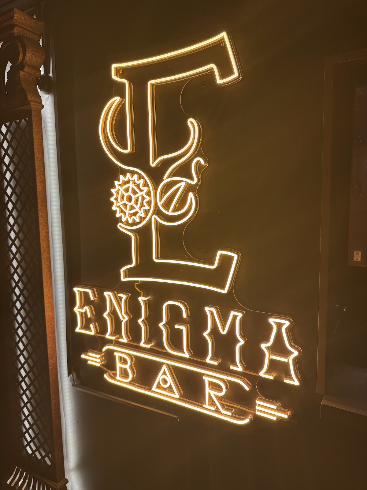 Bar Enigma style: back bar bottle shelf