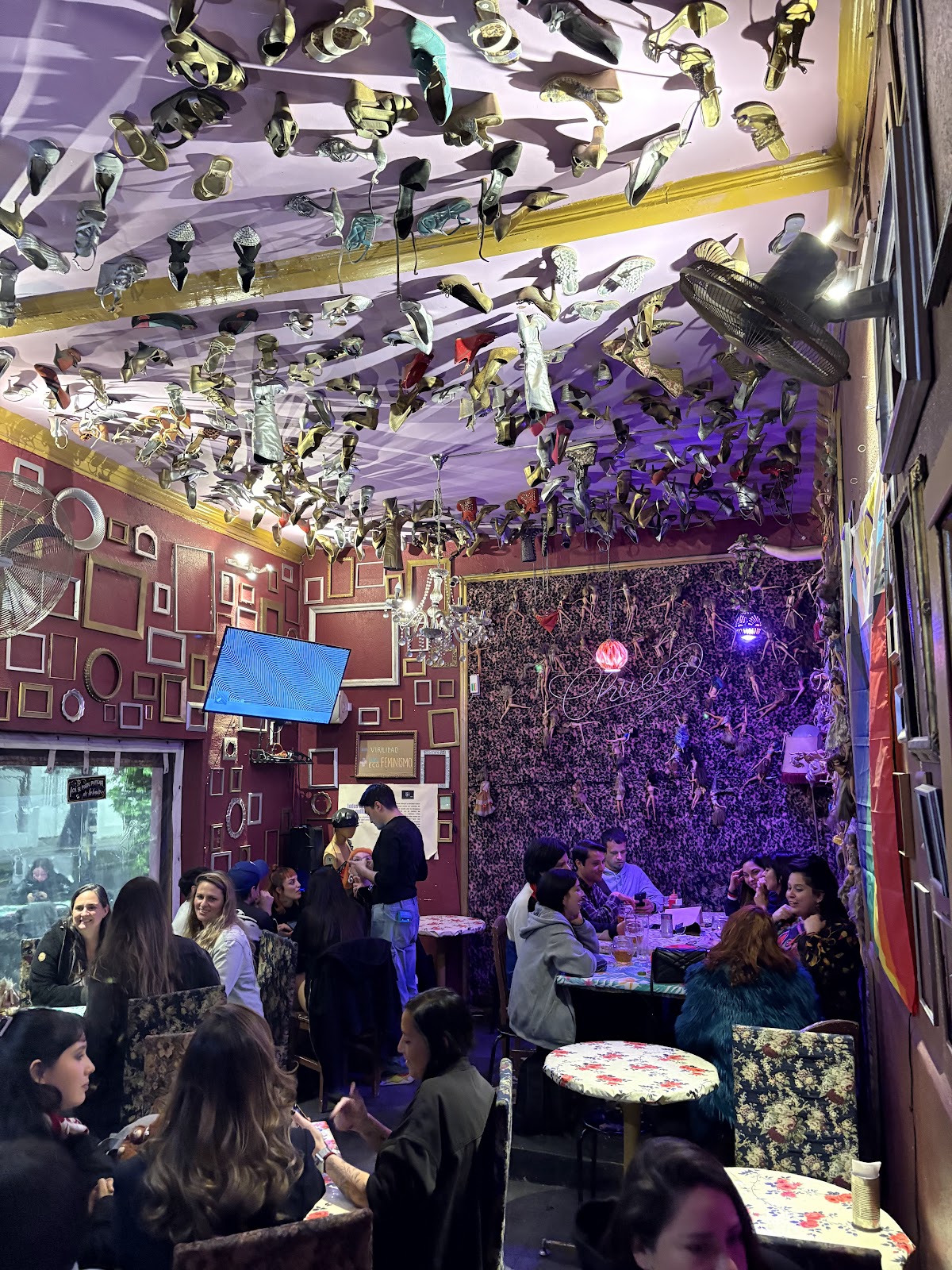 Chueca Bar style: bar stools detail
