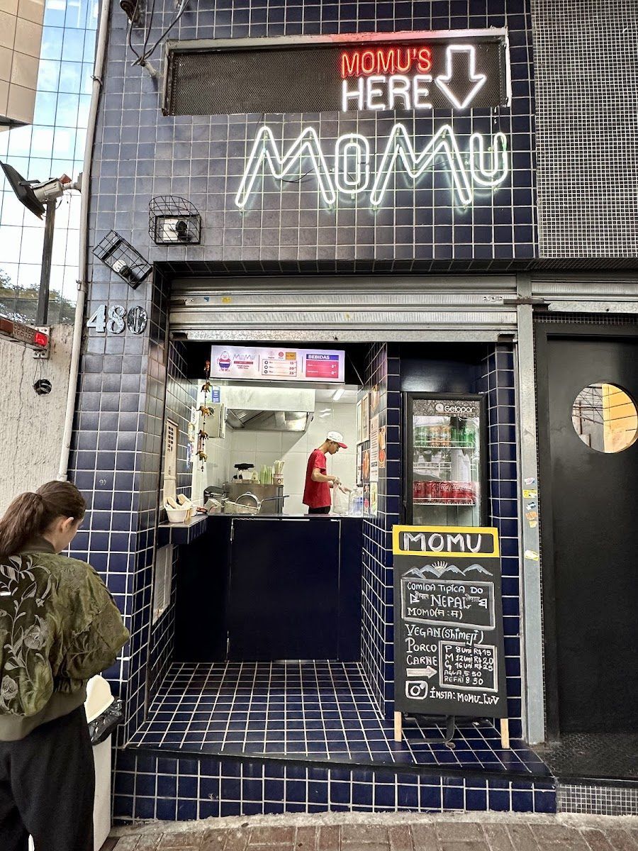 Momo Cocktail Bar bar service