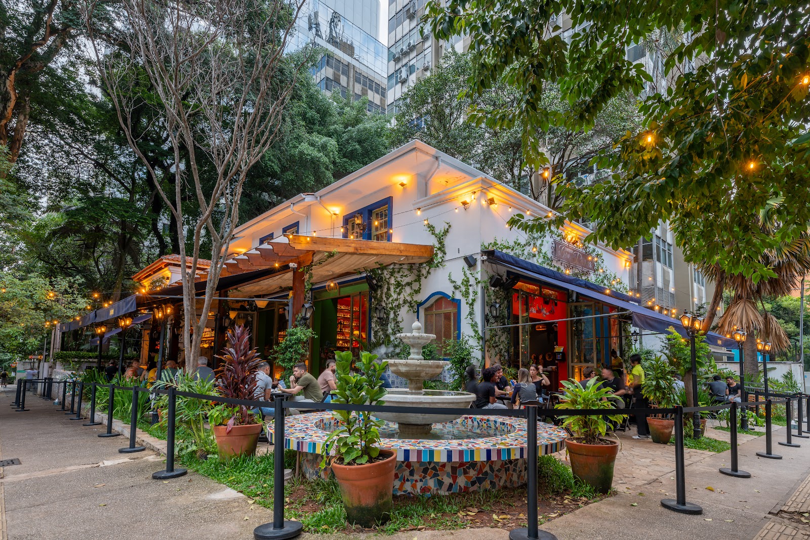 Boteco Boa Praça fountain patio, Jardins Sao Paulo
