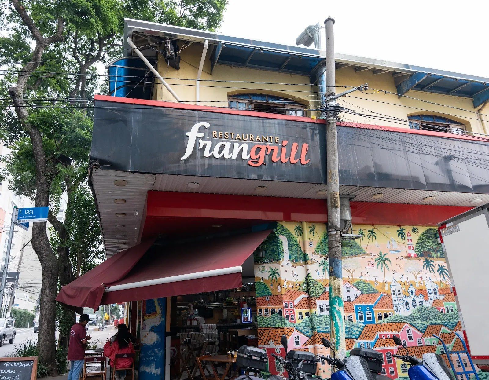 Frangos da Marisa Cervejaria Sao Paulo bar interior