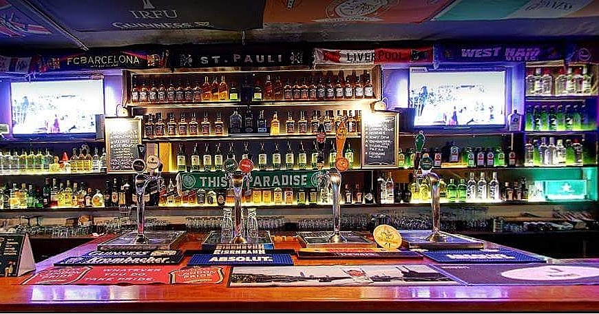 Bar and taps at Partisans Pub, Pinheiros, São Paulo