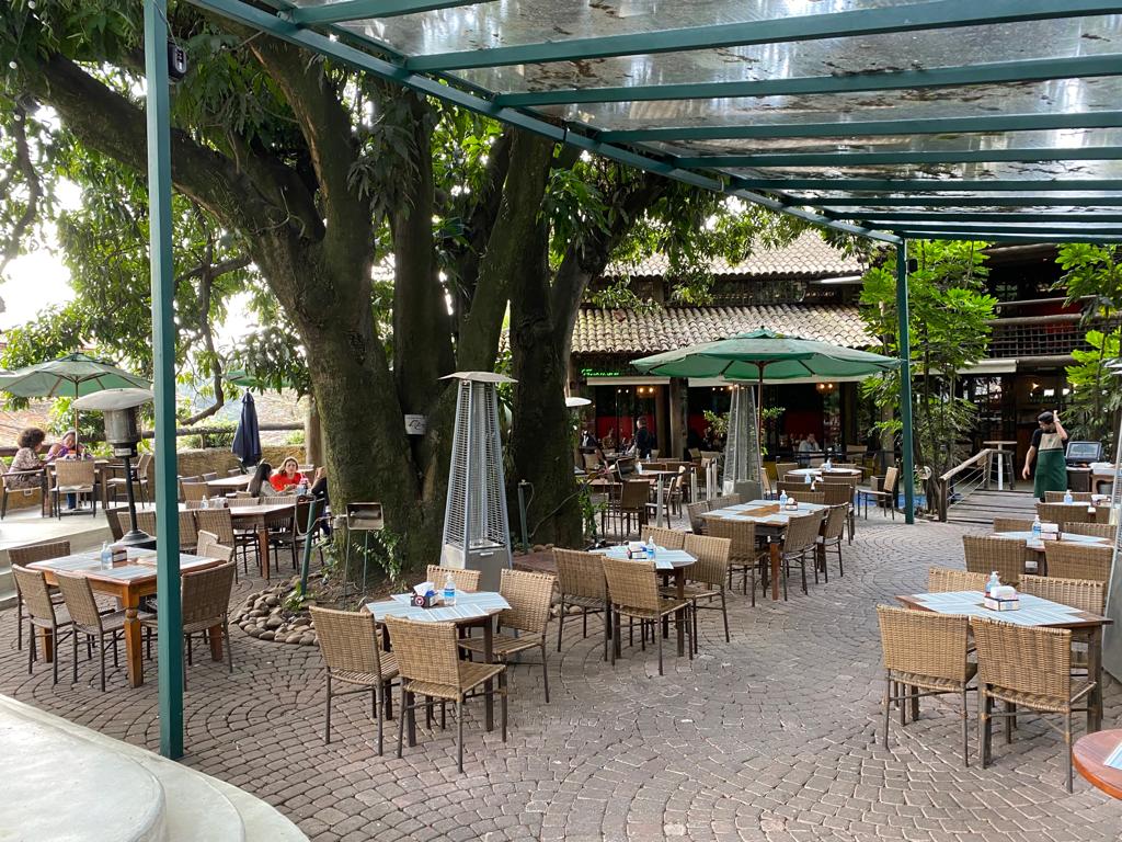 Pé de Manga open-air courtyard bar in Vila Madalena, São Paulo