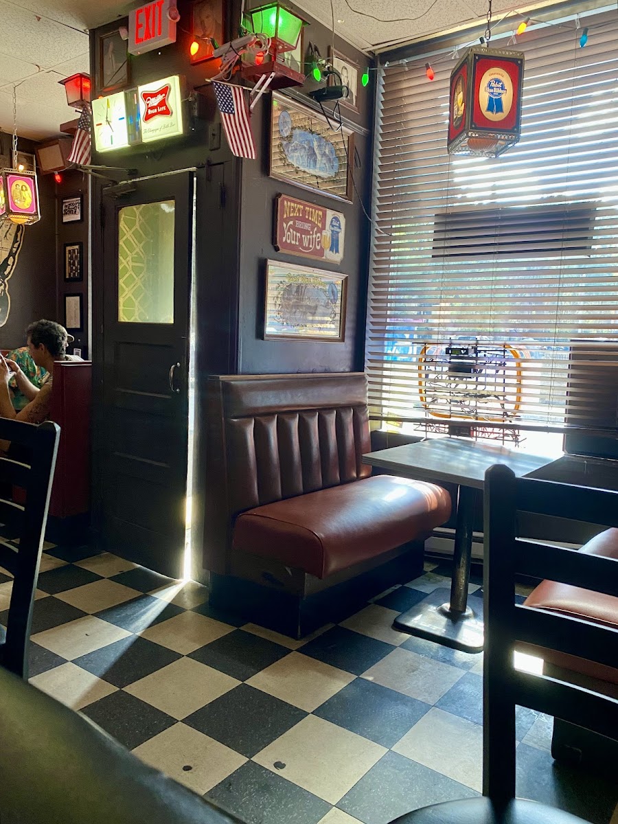 The Original Pinkie Master's, Savannah