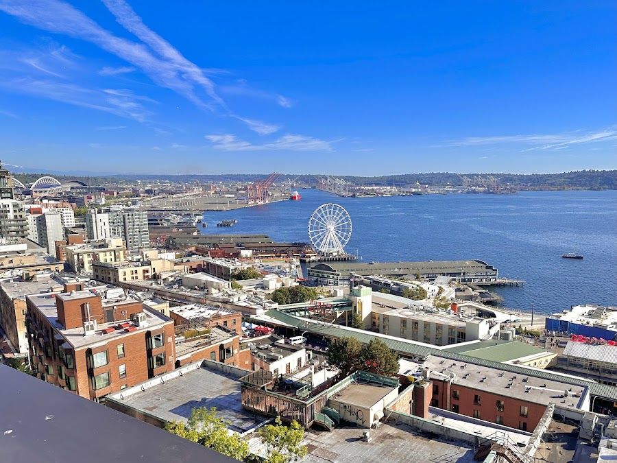 Suite 410 Rooftop at Thompson Seattle cocktail at the bar