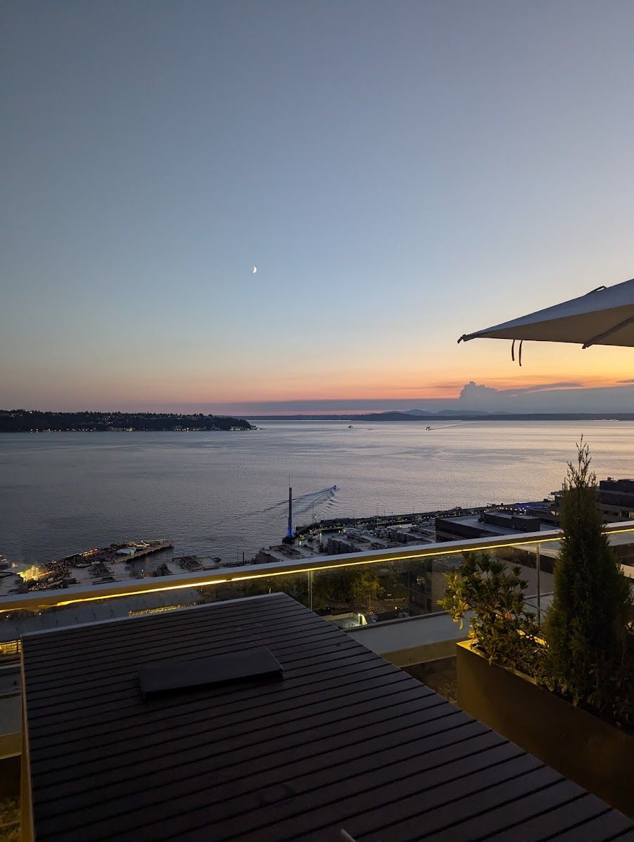 The Nest Rooftop at Thompson bar service