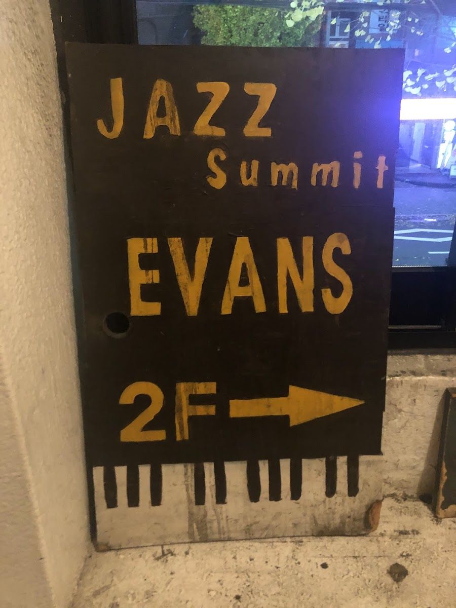 Club Evans Hongdae atmosphere