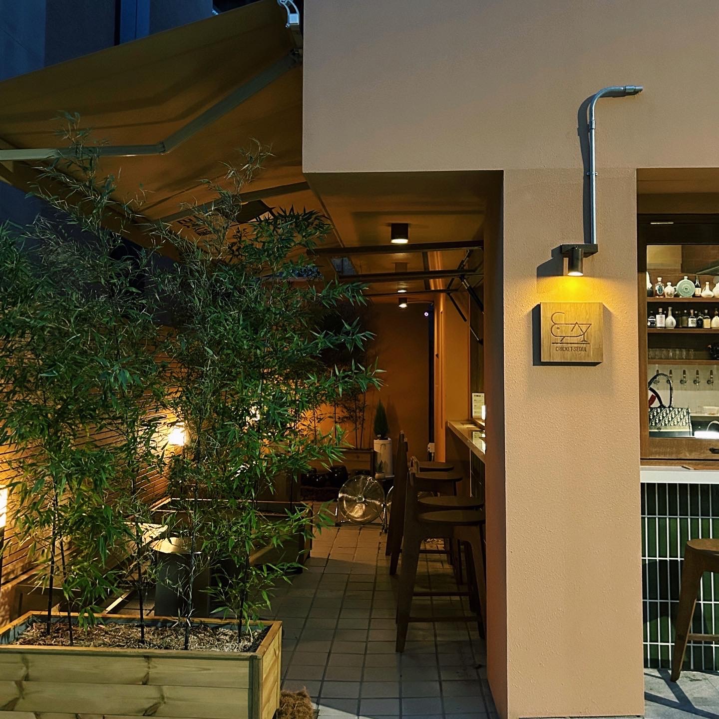 Dim modern cocktail bar with a tap station near Apgujeong Rodeo in Seoul