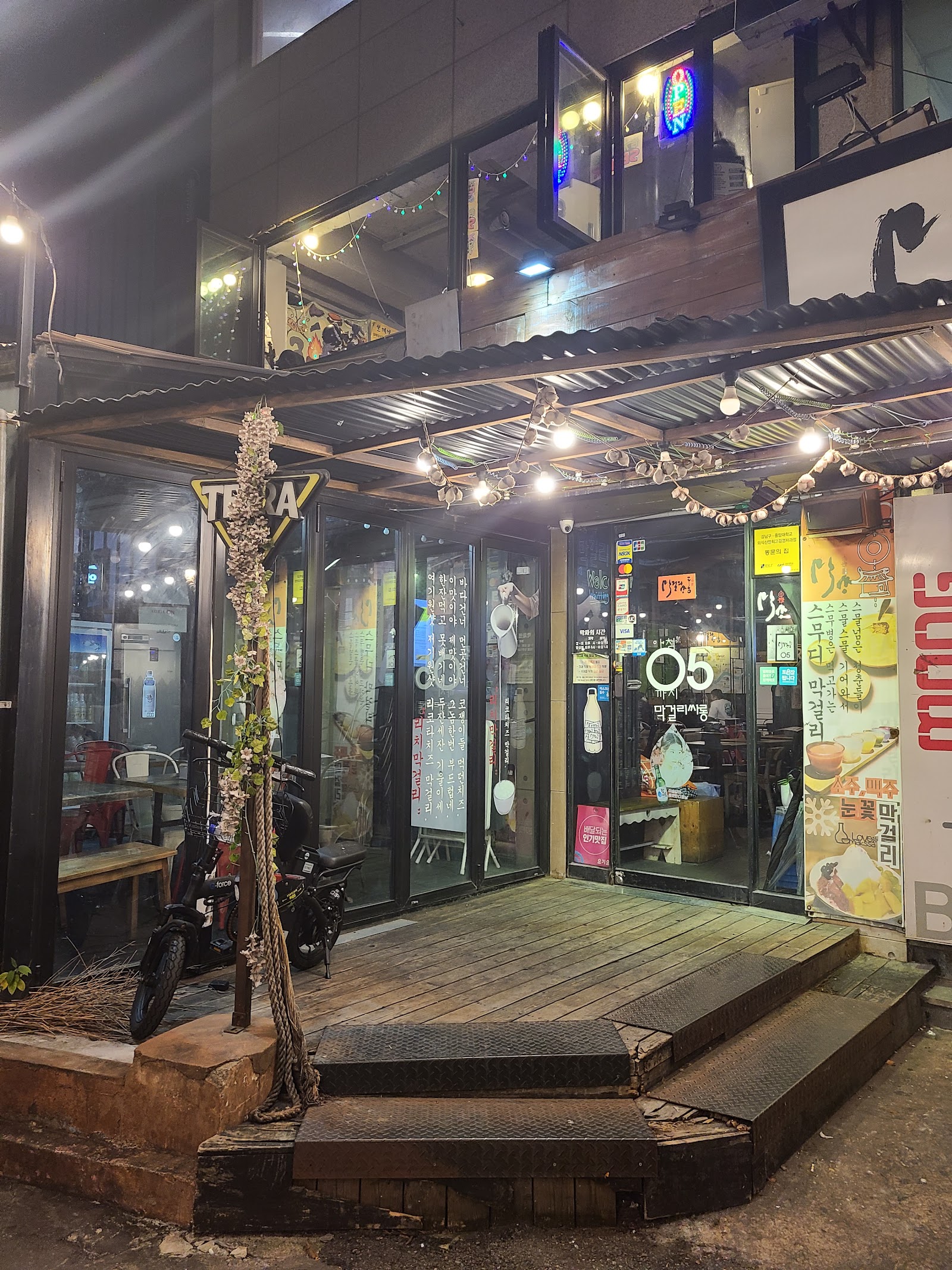 Makgeolli Salon Seoul bar interior