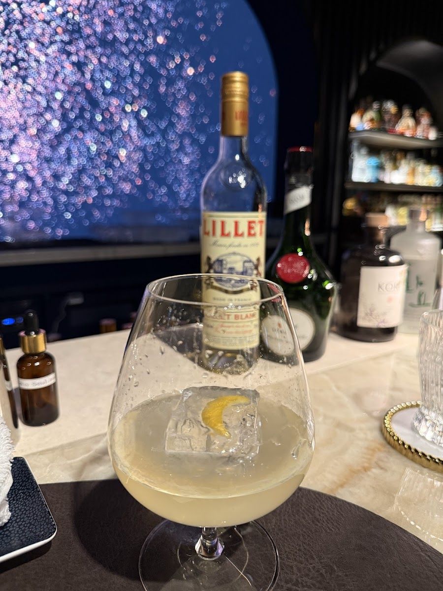 Mauz Rooftop cocktail at the bar