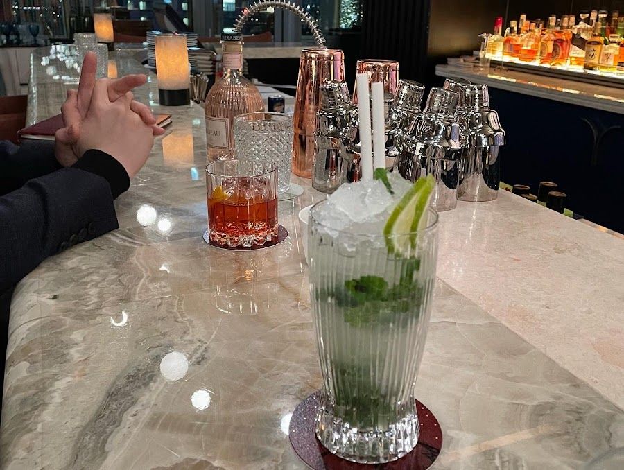 Mauz Rooftop bar service