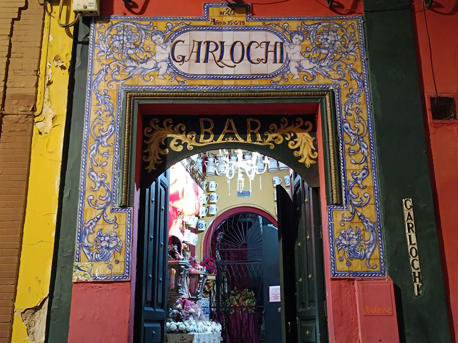 Garlochi Seville: ornate red bar interior