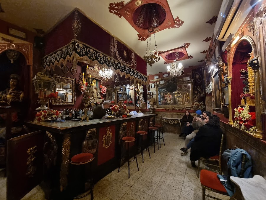 Garlochi style: candlelit bar counter