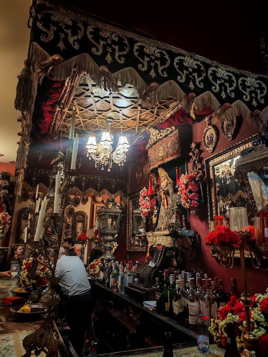 Garlochi style: bar at night