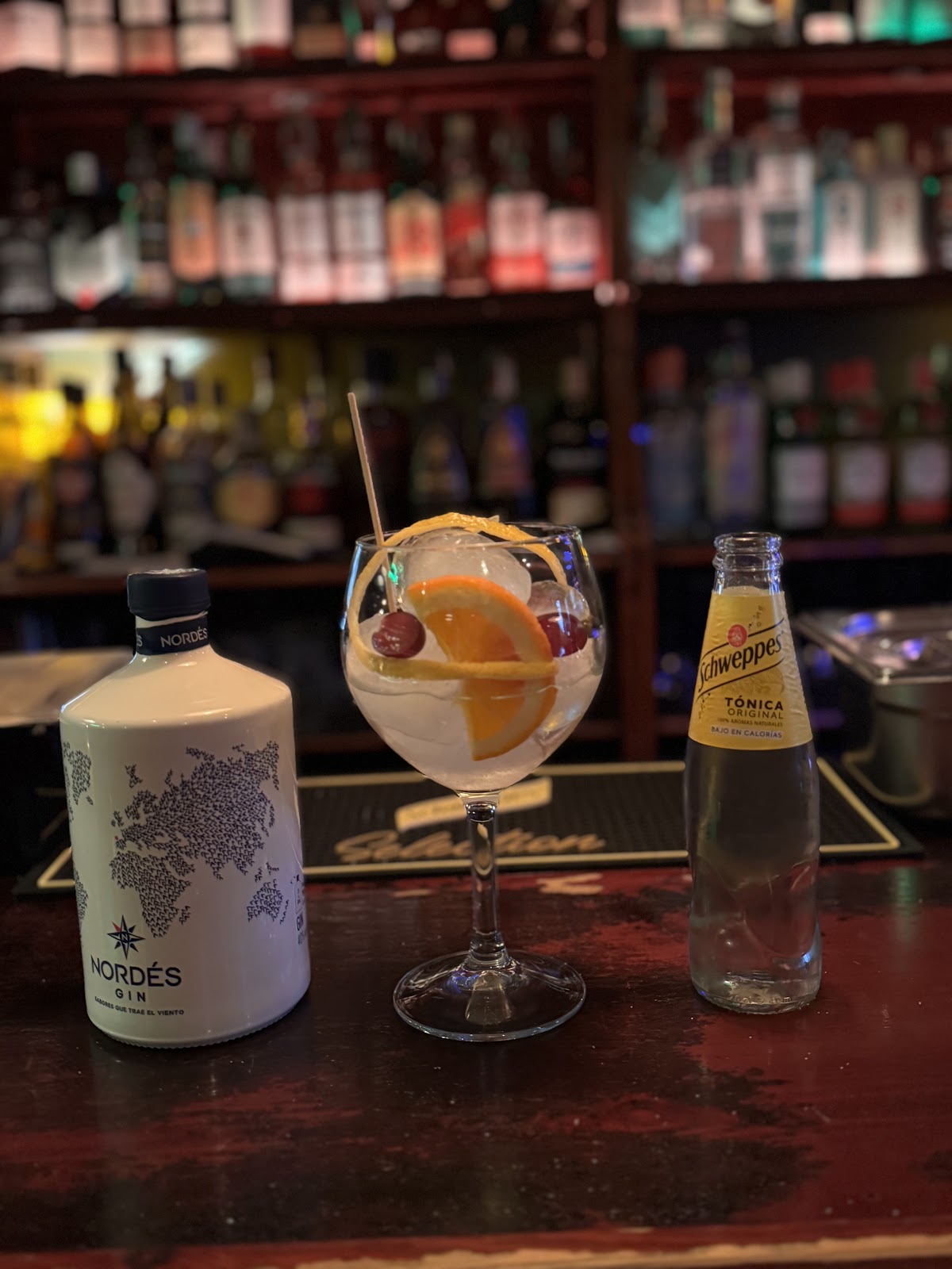 La Gintoneria gin wall Seville