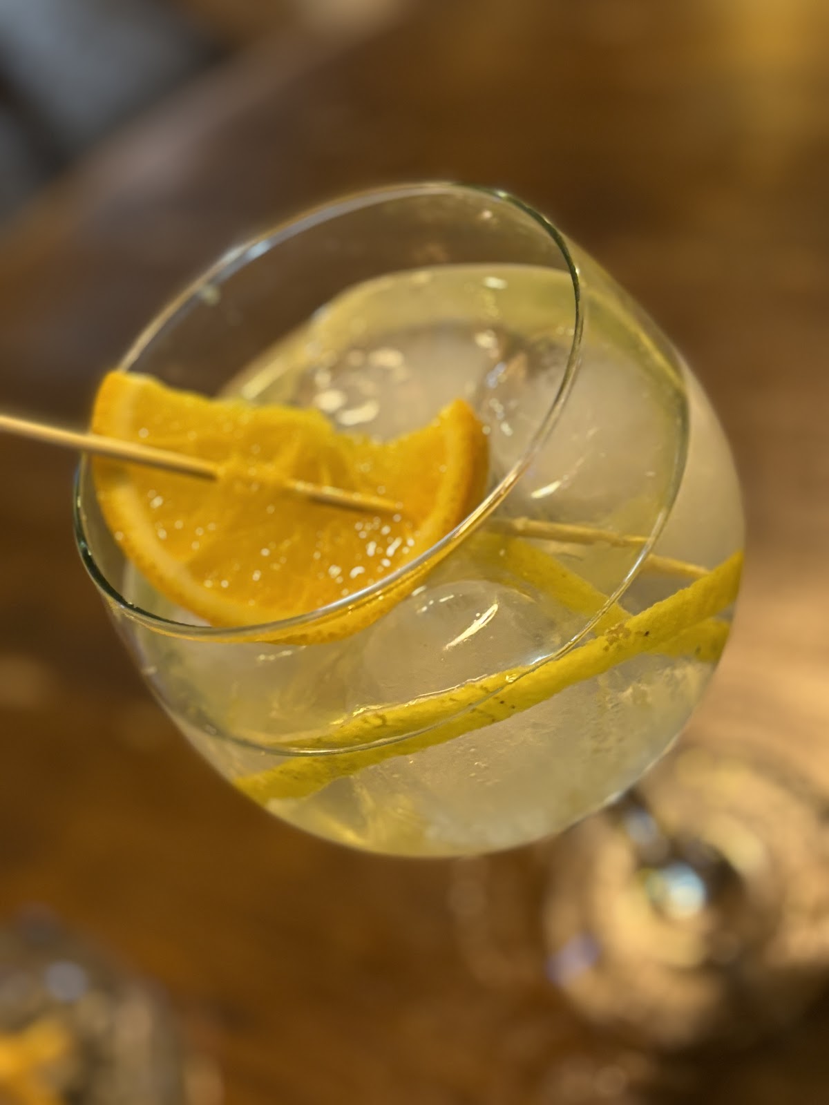 La Gintoneria balloon glass serve