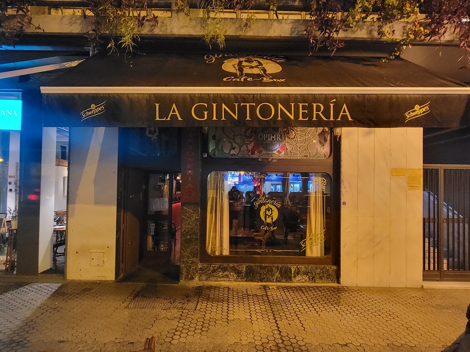 La Gintoneria evening atmosphere