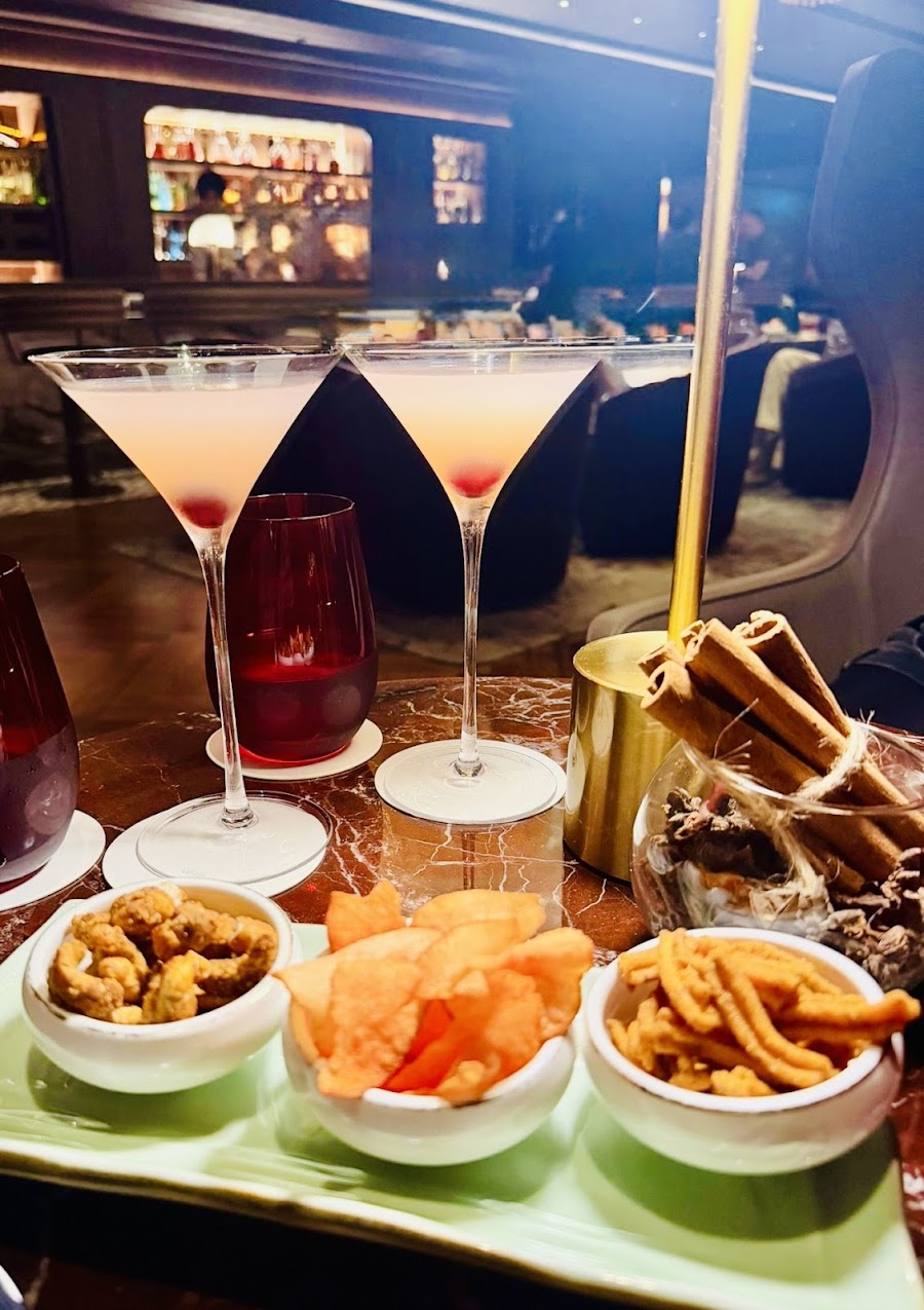 Cocktail glass and garnish