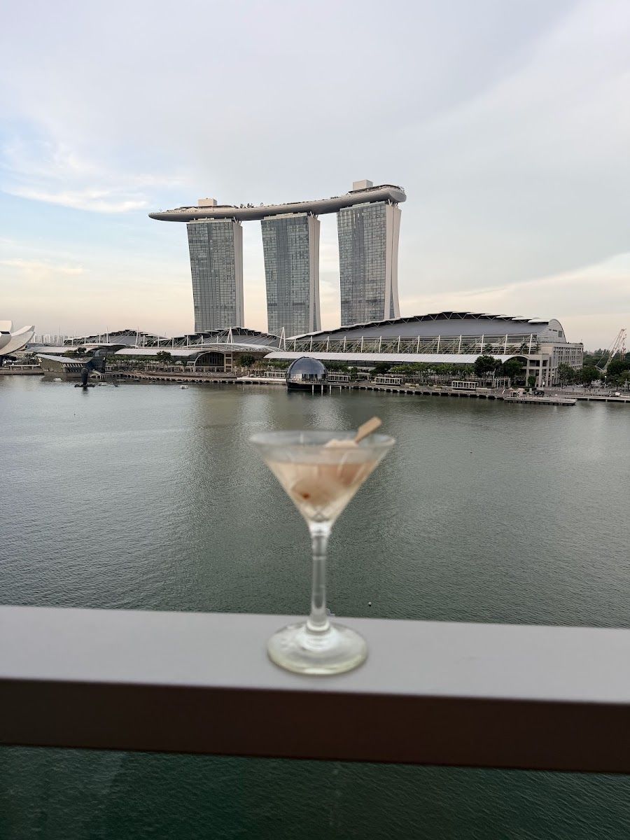 Lantern at Fullerton Bay cocktail at the bar