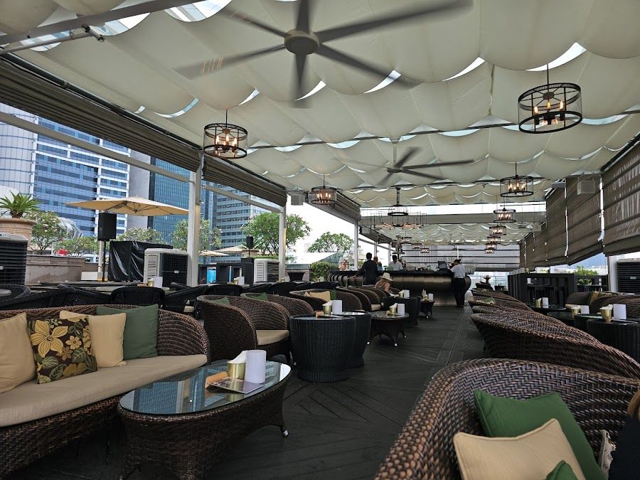 Lantern at Fullerton Bay bar service