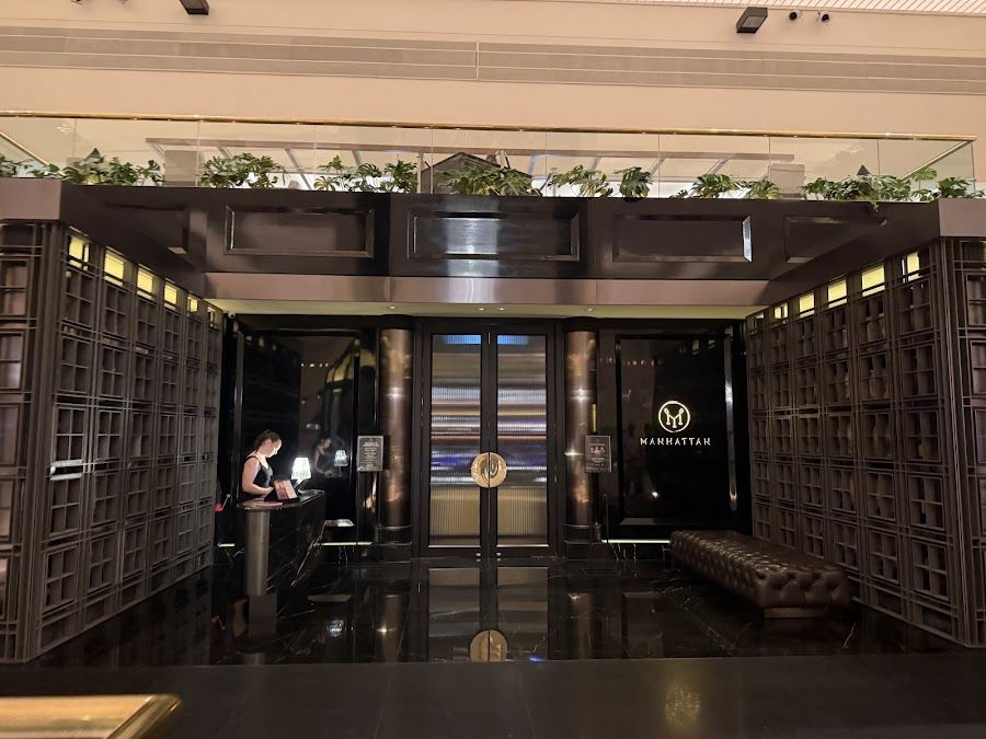 Manhattan Bar at Regent bar service