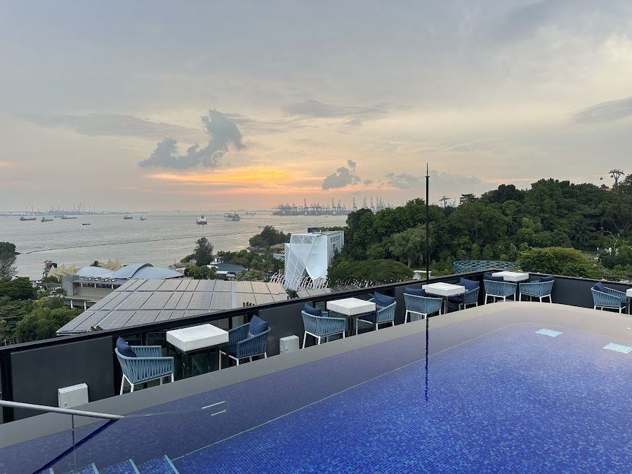 Rumours Rooftop Bar Sentosa atmosphere