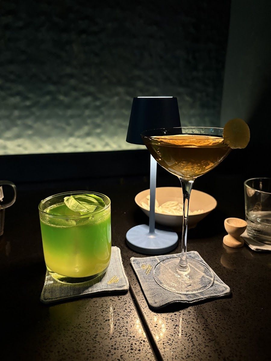Stay Gold Flamingo bar service