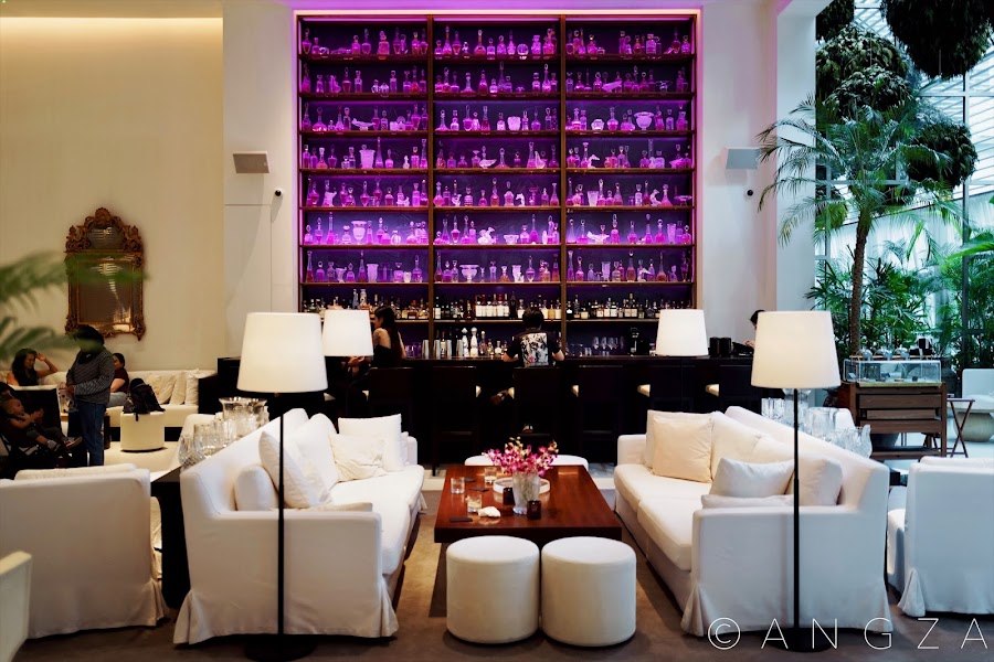 The Lobby Bar Singapore EDITION seating