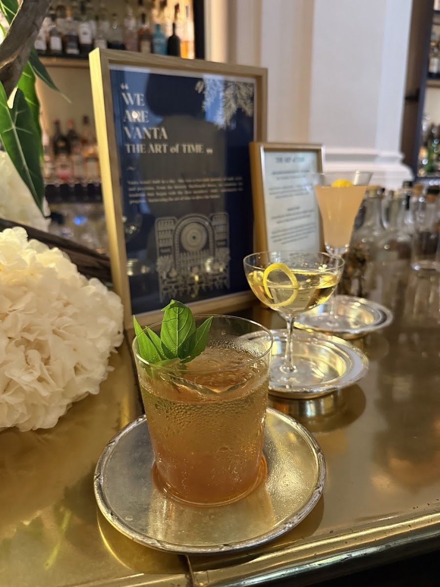 Writers Bar at Raffles City Hall atmosphere