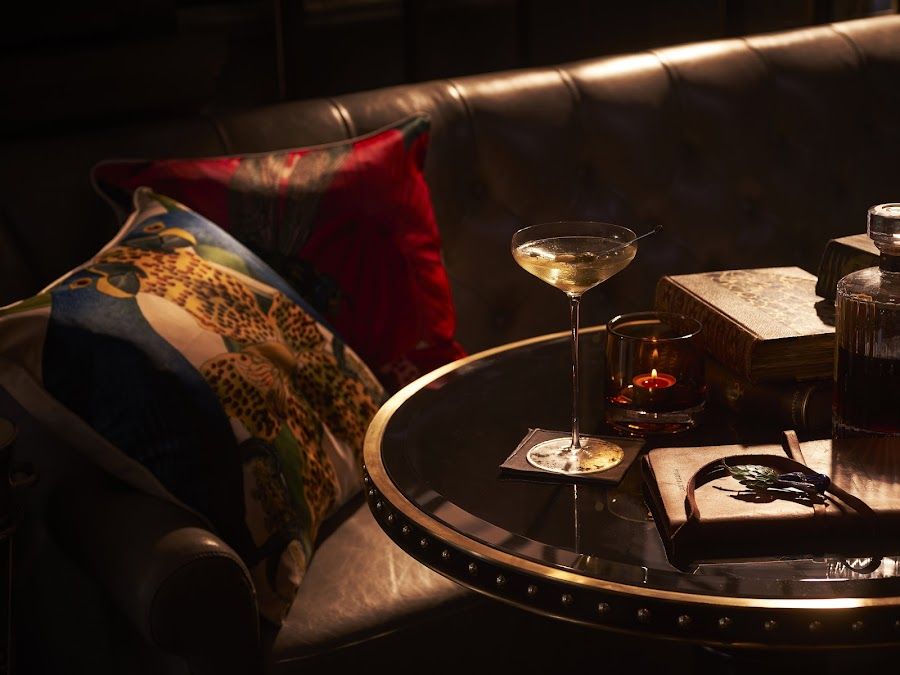 Writers Bar at Raffles bar service