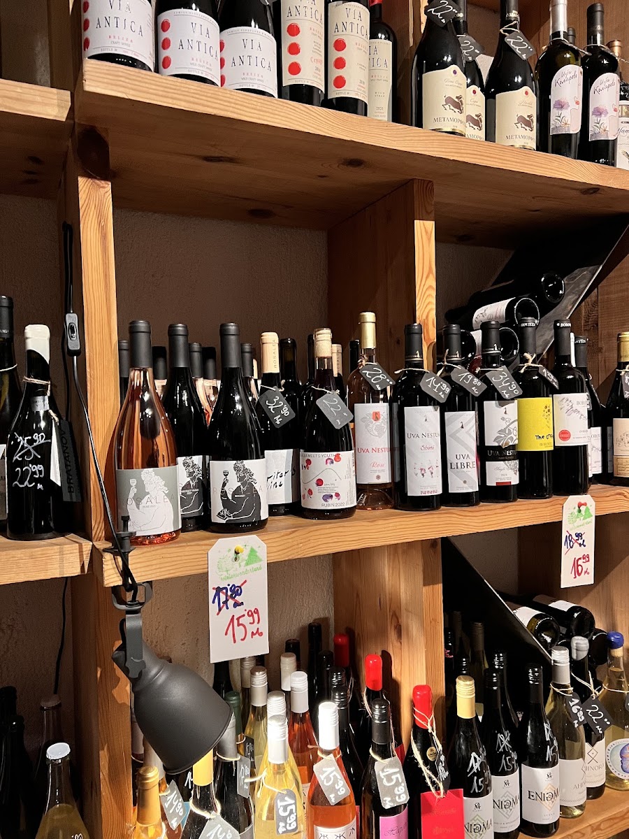 Vino Orenda dim shop interior