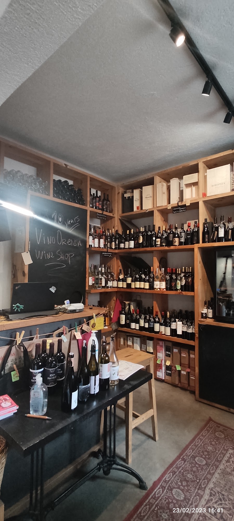 Vino Orenda tasting table seats